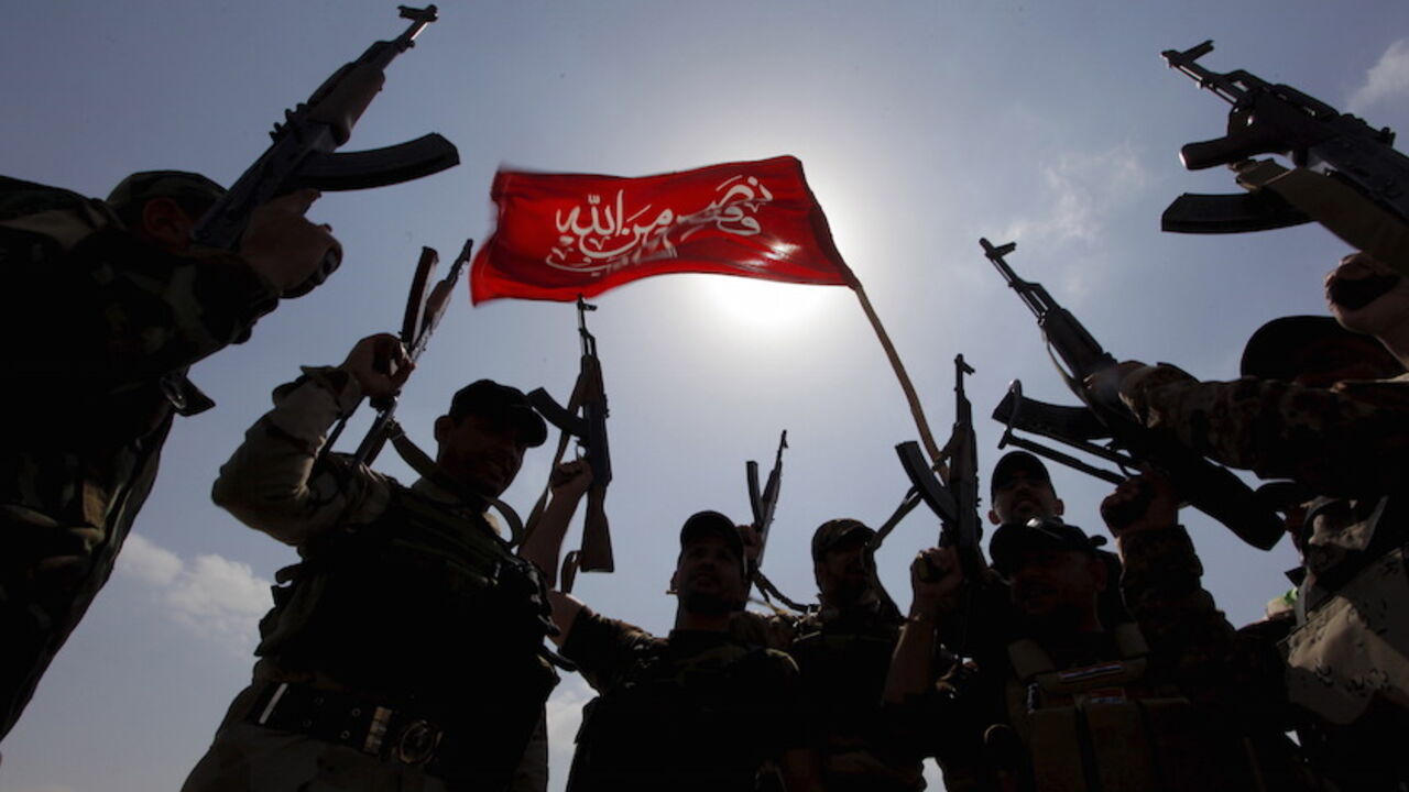 MIDEAST-CRISIS/IRAQ-TIKRIT Hashid Shaabi (Popular Mobilisation) forces allied with Iraqi forces chant slogans against the Islamic State in Tikrit March 30, 2015. Iraqi security forces continued their offensive against Islamic State militants on the outskirts of Tikrit on Monday, in an operation slowed by bombs and booby traps. REUTERS/Alaa Al-Marjani - RTR4VI58