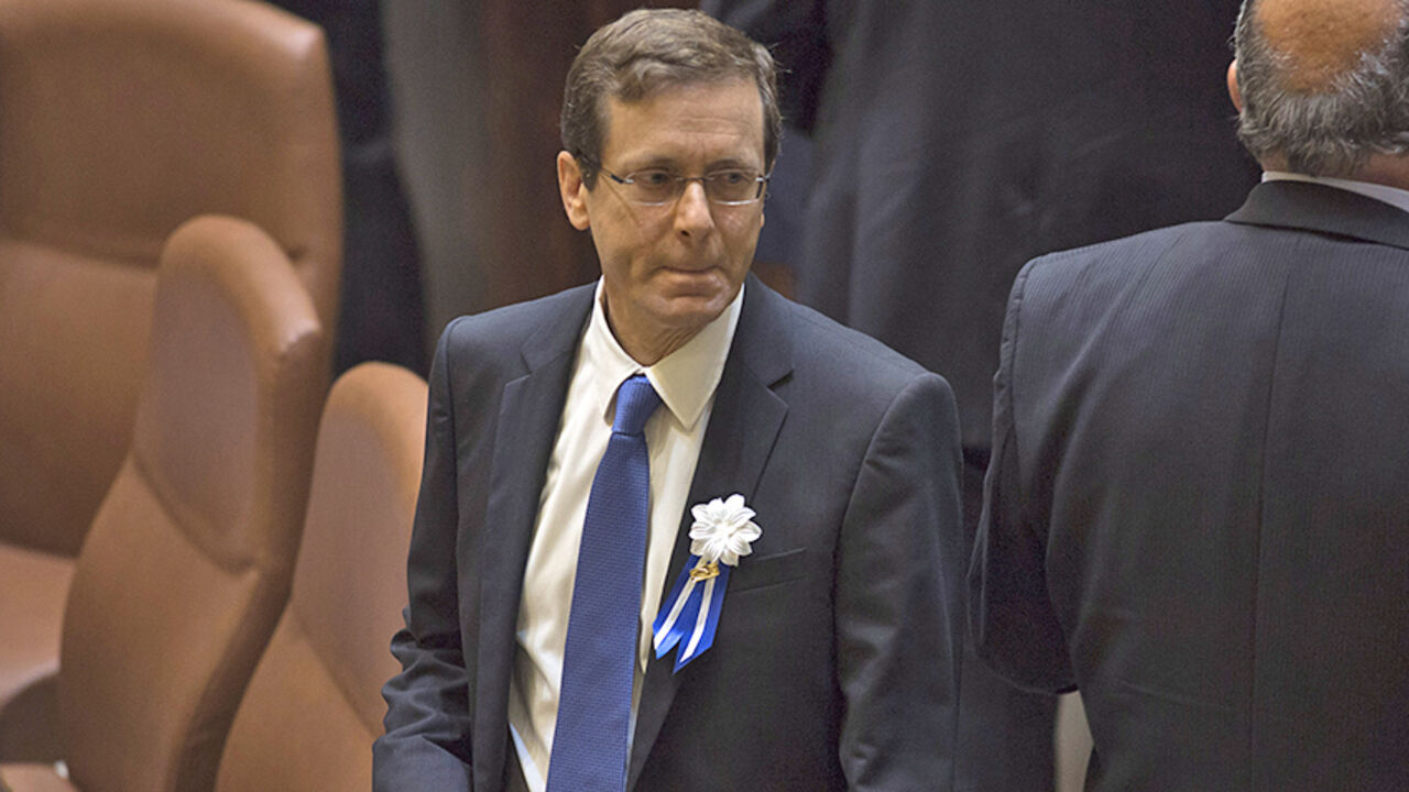 ISRAEL-PARLIAMENT/ Isaac Herzog, leader of Zionist Union party, attends the swearing-in ceremony of the 20th Knesset, the new Israeli parliament, in Jerusalem March 31, 2015. REUTERS/Heidi Levine/Pool - RTR4VMRF