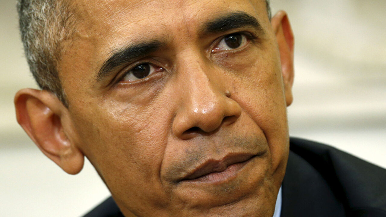 U.S. President Barack Obama pauses while speaking during his meeting with U.S. Attorney General Loretta Lynch in the Oval Office of the White House in Washington May 29, 2015. REUTERS/Kevin Lamarque   - RTR4Y31T