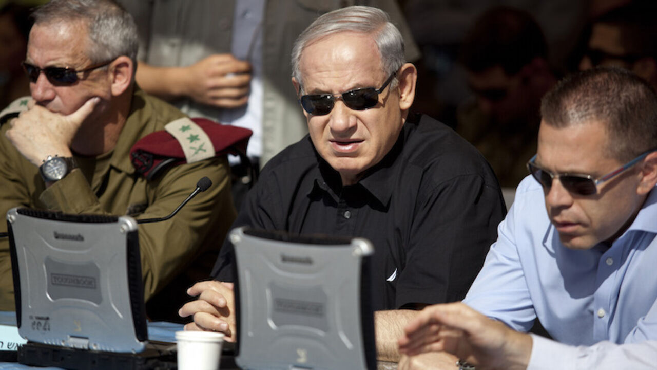 ISRAEL/ Israeli Prime Minister Benjamin Netanyahu (C) sits next to armed forces chief Major-General Benny Gantz (L) and Gilad Erdan, minister of communications and home front protection, during a drill simulating a chemical rocket attack in Jerusalem May 29, 2013. Israel continued on Wednesday with its annual home front defence exercise, launched on Monday, preparing soldiers and civilians for missile attacks. REUTERS/Abir Sultan/Pool (JERUSALEM - Tags: POLITICS MILITARY) - RTX104PX