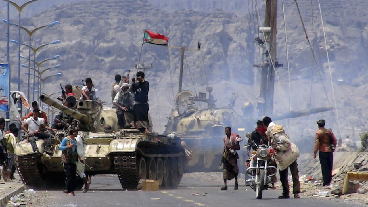 YEMEN-SECURITY/ Southern Popular Resistance fighters gather on a road during fighting against Houthi fighters in Yemen's southern city of Aden May 3, 2015. Between 40-50 Arab special forces soldiers arrived in Aden on Sunday and deployed alongside local fighters against the Houthi militia, a spokesman for the Southern Popular Resistance said. REUTERS/Stringer - RTX1BC8V