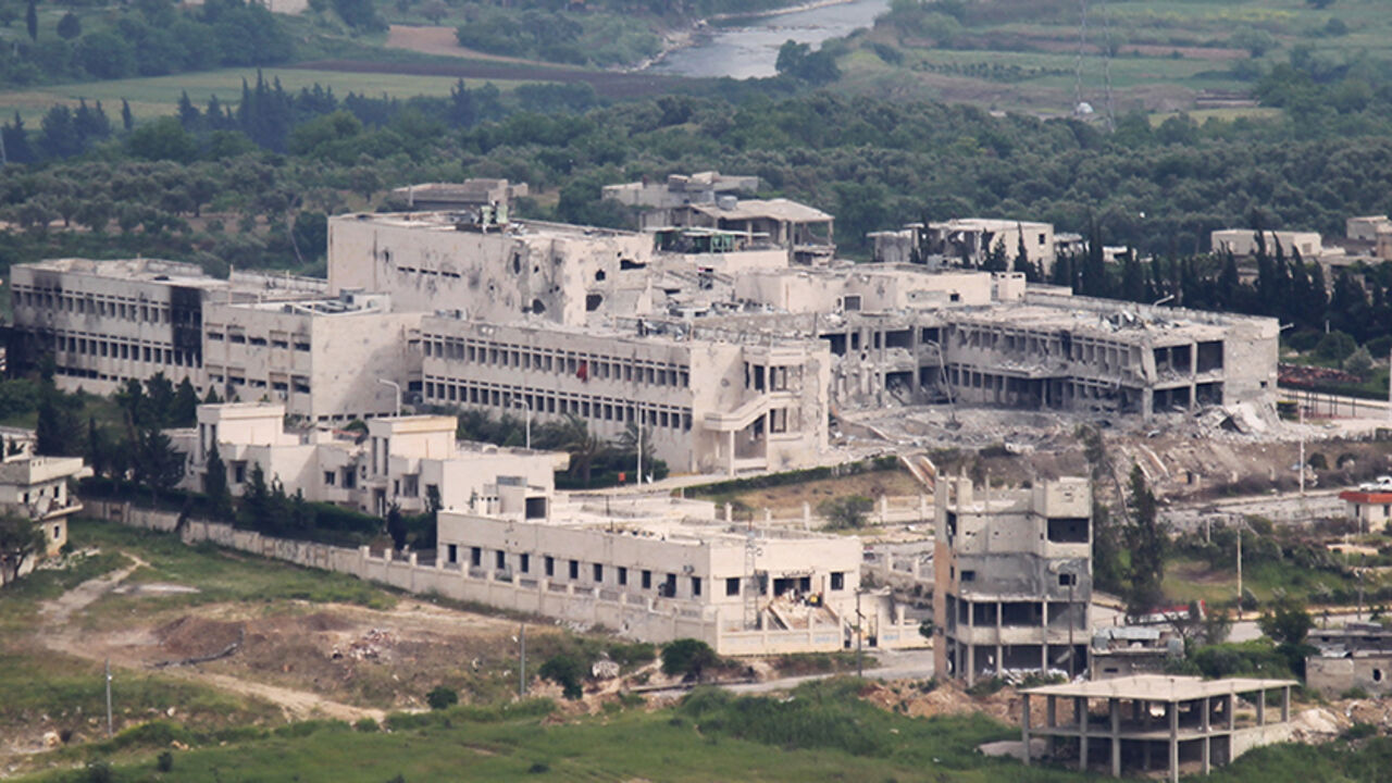 A general view shows a besieged hospital, the last remaining Syrian army foothold in the town of Jisr al-Shughour, in the province of Idlib May 3, 2015.  Syrian troops backed by heavy air strikes have edged closer to a hospital in northwestern Syria where dozens of Syrian soldiers and loyalist fighters have been holed up for the past two weeks, the army said on Sunday. The town was overrun last month by insurgents, including al Qaeda's wing in Syria, Nusra Front. Picture taken May 3, 2015. REUTERS/Ammar Abd