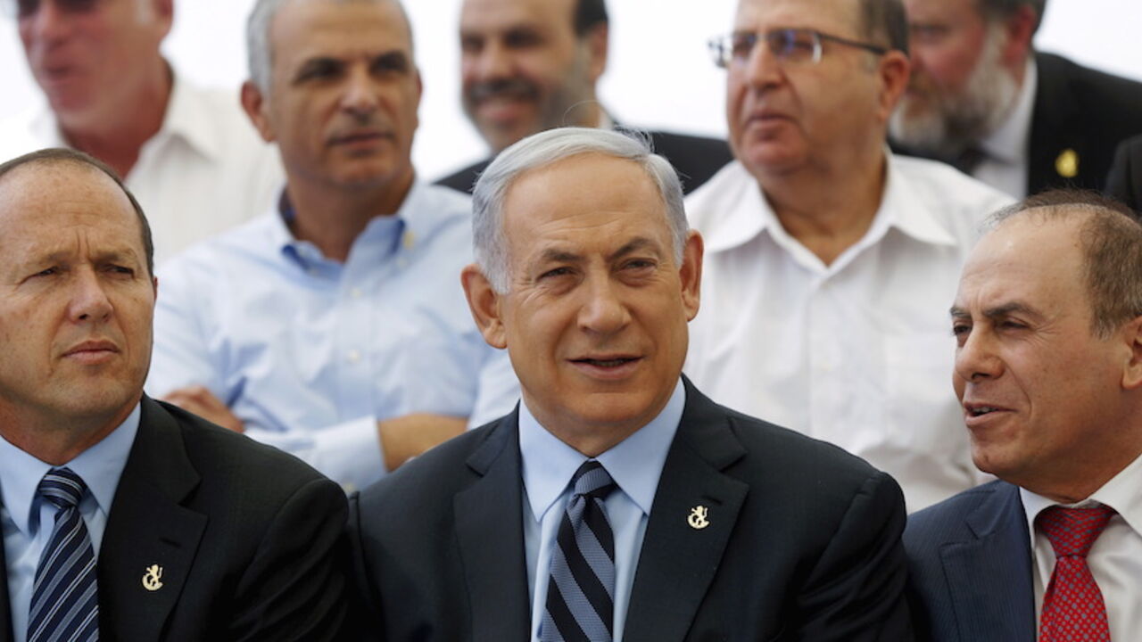 ISRAEL-POLITICS/ Israeli Prime Minister Benjamin Netanyahu (C) poses with his new government and the Mayor of Jerusalem Nir Barkat (L) as he holds a meeting of his new cabinet, in honour of Jerusalem Day, at the Israeli Museum in Jerusalem May 19, 2015. REUTERS/Atef Safadi/Pool - RTX1DLKY
