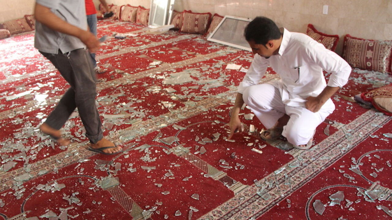 SAUDI-SECURITY/ People examine the debris after a suicide bomb attack at the Imam Ali mosque in the village of al-Qadeeh in the eastern province of Gatif, Saudi Arabia, May 22, 2015. A suicide bomber killed 21 worshippers during Friday prayers in the packed Shi'ite mosque in eastern Saudi Arabia, residents and the health minister said, in an attack claimed by the Islamic State militant group. REUTERS/Stringer - RTX1E5SV