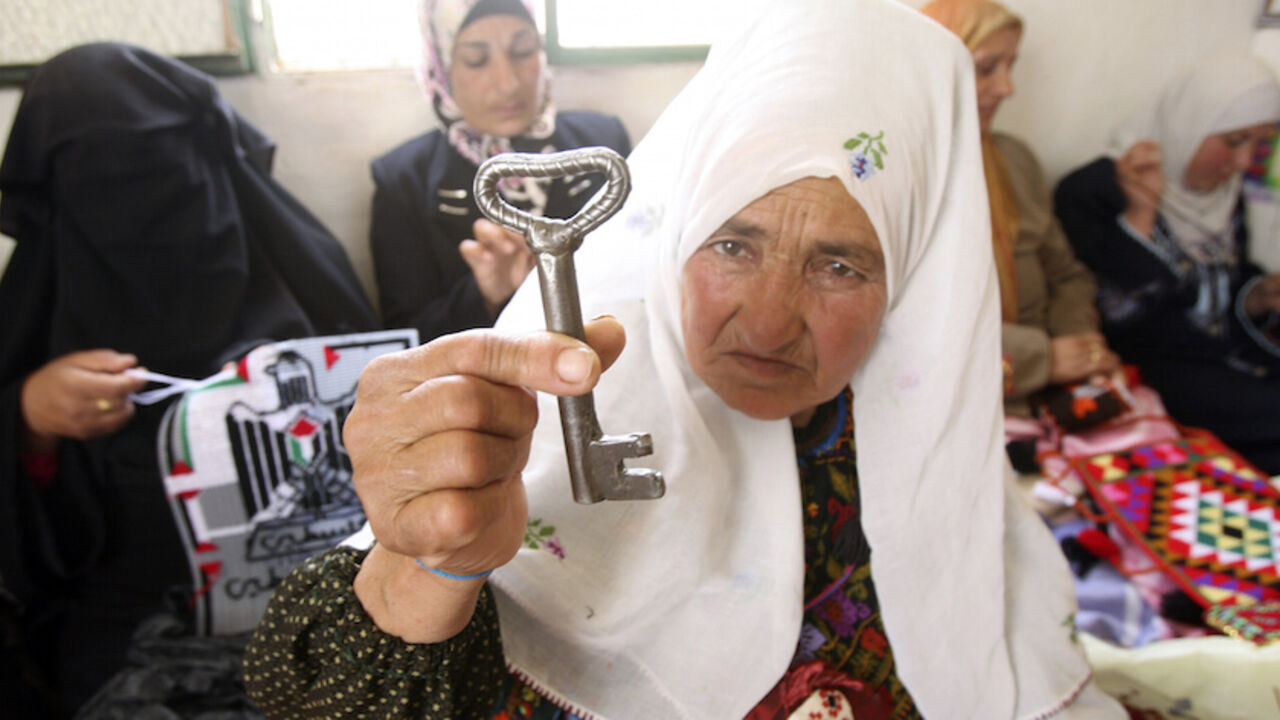 PALESTINIANS-ISRAEL/ A Palestinian woman holds a key, symbolising the keys to houses left by Palestinians in 1948, near the West Bank city of Hebron May 16, 2009. On May 15 Palestinians marked "Nakba", or "Catastrophe", to commemorate the time when hundreds of thousands of Palestinians were expelled or fled from their homes in the war that led to the founding of Israel in 1948. REUTERS/Nayef Hashlamoun (WEST BANK POLITICS) - RTXHR8H