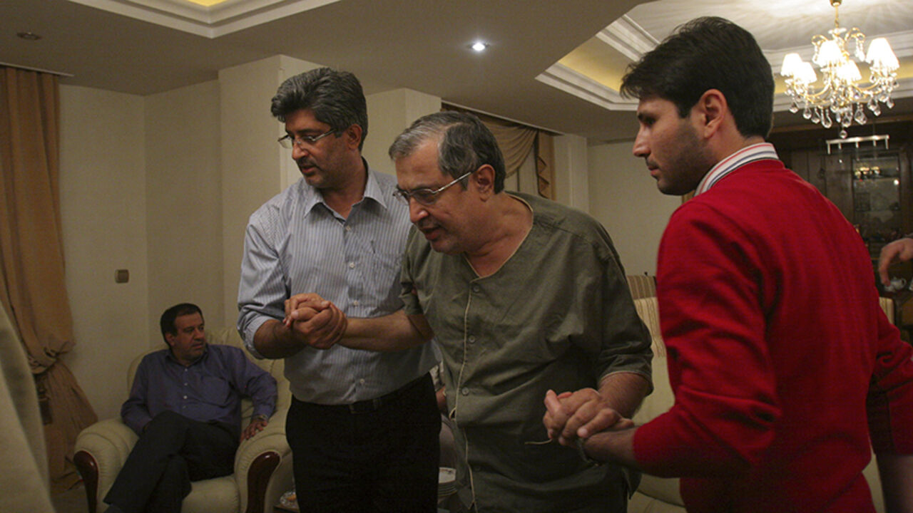 IRAN-ELECTION/REFORMIST EDITORS' NOTE: Reuters and other foreign media are subject to Iranian restrictions on their ability to film or take pictures in Tehran.
Leading Iranian reformist Saeed Hajjarian is helped to a seat in his home after he was released from prison in Tehran September 30, 2009. Iran freed the senior reformer, accused of fomenting opposition protests after a disputed presidential election in June, on bail on Wednesday after more than three months in detention. REUTERS/Yalda Moaiery/ISNA (IRAN POLITICS) FOR EDI