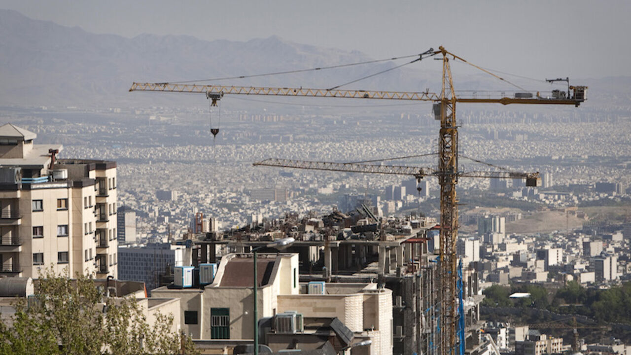 IRAN-EARTHQUAKE/ EDITORS' NOTE: Reuters and other foreign media are subject to Iranian restrictions on their ability to report, film or take pictures in Tehran.
Construction cranes work on a high rise buildings in the foothills of the Alborz mountains in north Tehran April 15, 2010. President Mahmoud Ahmadinejad has asked 5 million Tehranis to evacuate the capital since they know their sprawling metropolis is due for a massive earthquake. When the last major earthquake hit, in 1831, Tehran was tiny compared to the metro
