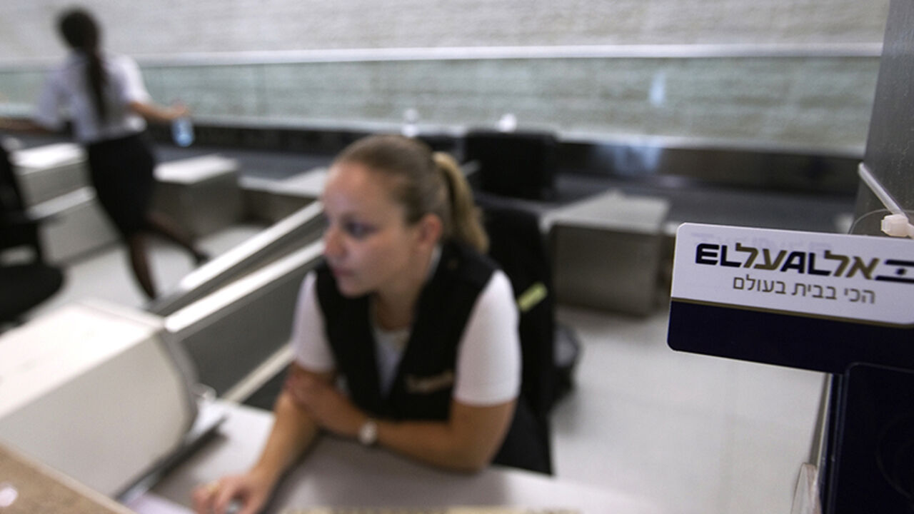 ISRAEL/ An El Al Israel Airlines logo is seen at a check-in counter at Ben Gurion International airport near Tel Aviv August 22, 2011. The airline, Israel's flag carrier, operates domestic and international flights. REUTERS/Ronen Zvulun (ISRAEL - Tags: BUSINESS TRANSPORT) - RTR2Q7CE