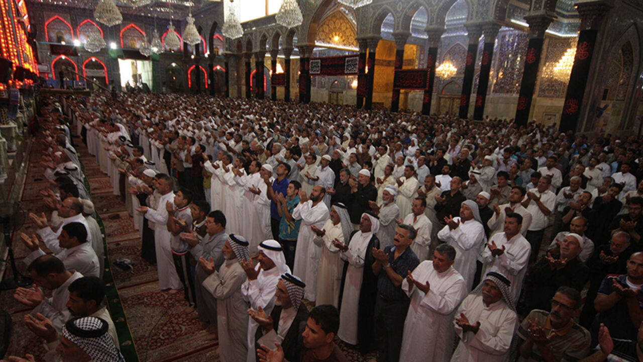 IRAQ-SECURITY/SISTANI Shi'ite Muslims attend Friday prayers at the Imam Hussein shrine in the holy city of Kerbala July 18, 2014. Iraq's top Shi'ite Muslim cleric criticised the government and international agencies on Friday for failing to do enough to help hundreds of thousands of civilians displaced by fighting between government forces and Sunni Islamist insurgents. REUTERS/Mushtaq Muhammed (IRAQ - Tags: CIVIL UNREST POLITICS RELIGION) - RTR3Z7IR