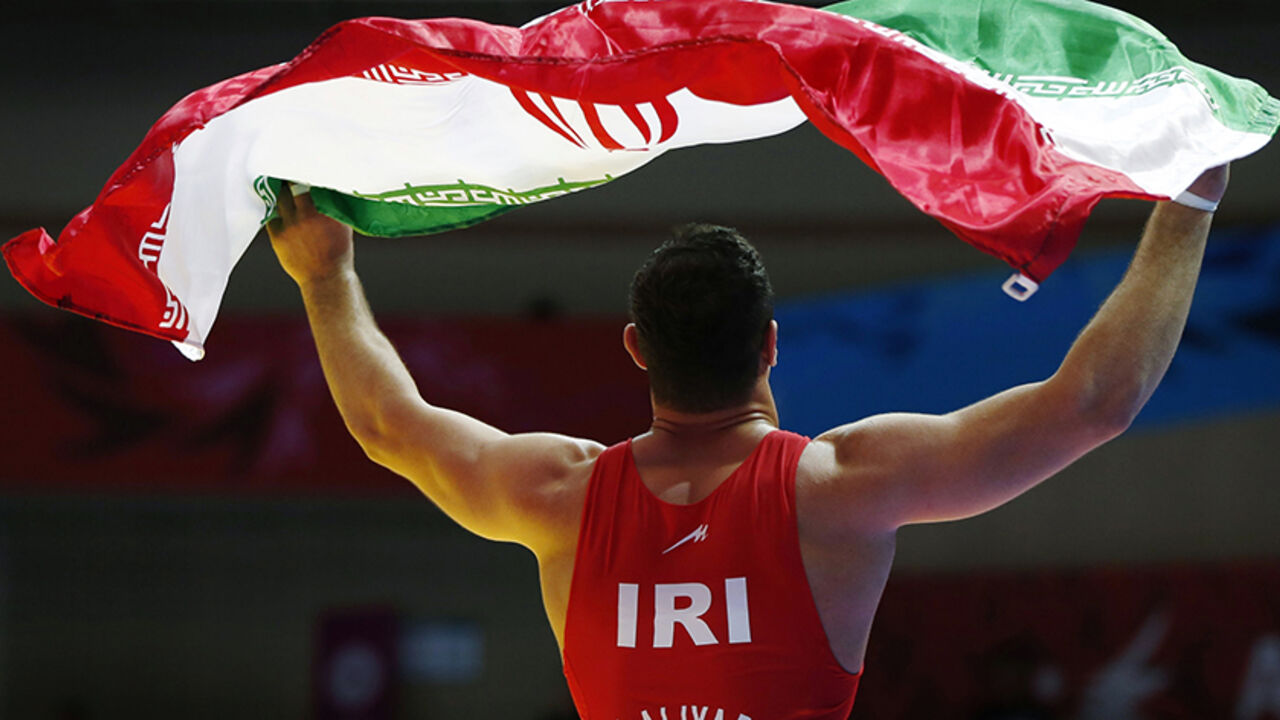 GAMES-ASIAN/ Iran's Mahdi Aliyarifeizabadi celebrates beating China's Xiao Di in their men's Greco-Roman 98 kg gold medal wrestling match at Dowon Gymnasium during the 2014 Asian Games in Incheon September 30, 2014. REUTERS/Issei Kato (SOUTH KOREA - Tags: SPORT WRESTLING) - RTR48BNP