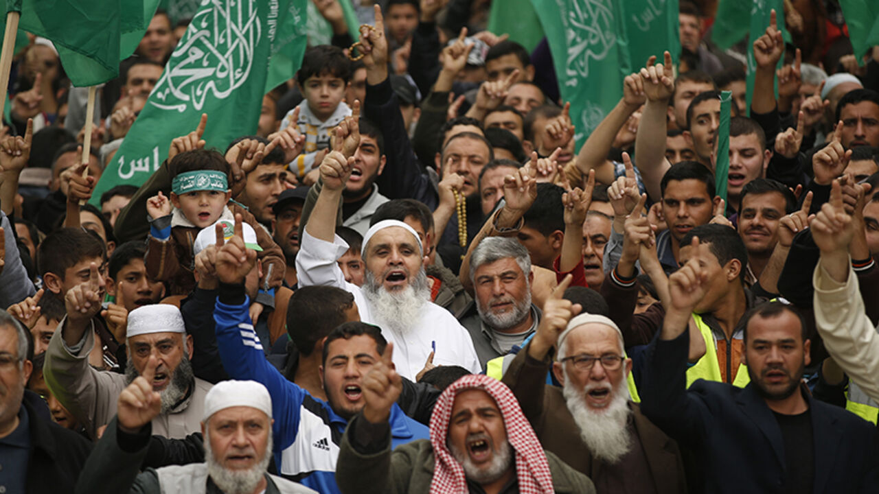MIDEAST-PALESTINIANS/ISRAEL Palestinians Hamas supporters chant slogans as they take part in a rally ahead of the 27th anniversary of the movement founding, in Jabaliya in the northern Gaza Strip December 12, 2014. REUTERS/Mohammed Salem (GAZA - Tags: POLITICS CIVIL UNREST) - RTR4HR30