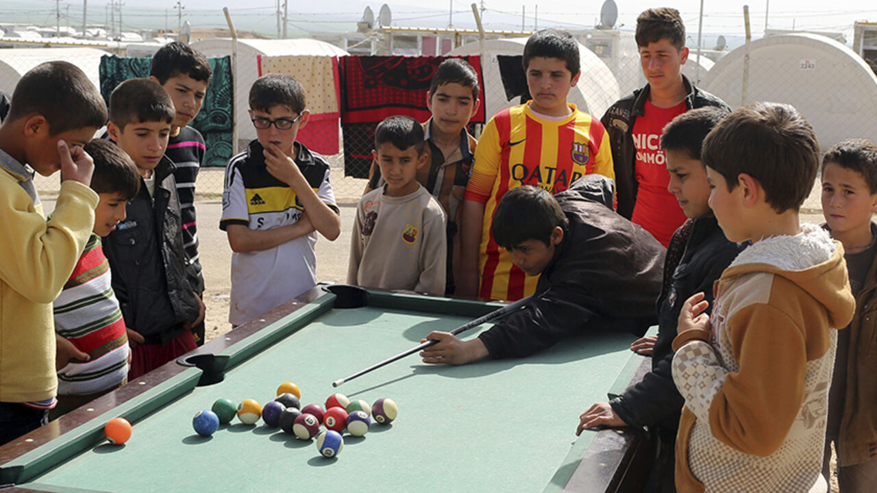 IRAQ-YAZIDI/ Yazidi refugee children play a game of pool at a refugee camp on the outskirts of Duhok, February 28, 2015. Picture taken February 28, 2015. REUTERS/Asmaa Waguih (IRAQ - Tags: CIVIL UNREST CONFLICT SOCIETY IMMIGRATION) - RTR4RLLV