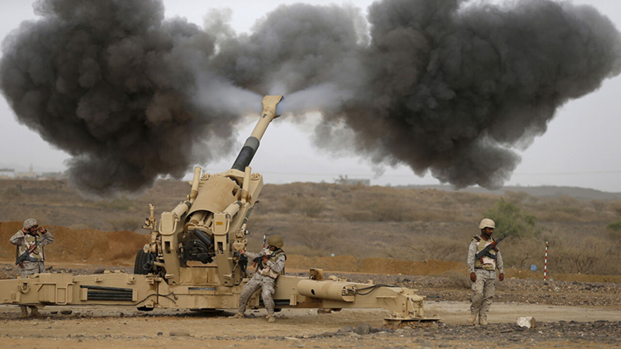 YEMEN-SECURITY/ Saudi army artillery fire shells towards Houthi positions from the Saudi border with Yemen April 13, 2015. REUTERS/Faisal Al Nasser TPX IMAGES OF THE DAY - RTR4X67W