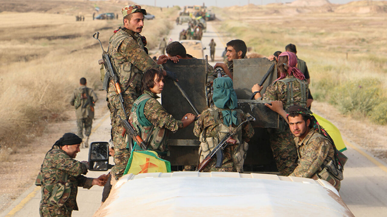MIDEAST-CRISIS-SYRIA-NORTHEAST A convoy of Kurdish People's Protection Units (YPG) fighters enter the village of Tel Khanzir, after they took control of the area from Islamic State fighters, in the western countryside of Ras al-Ain May 28, 2015. The YPG, supported by U.S.-led air strikes, have been making steady gains this month against Islamic State in the northeast, which is important in the battle against the jihadists due to its location bordering territory held by the group in Iraq. Picture taken May 28, 2015. REUTERS/Rodi Said