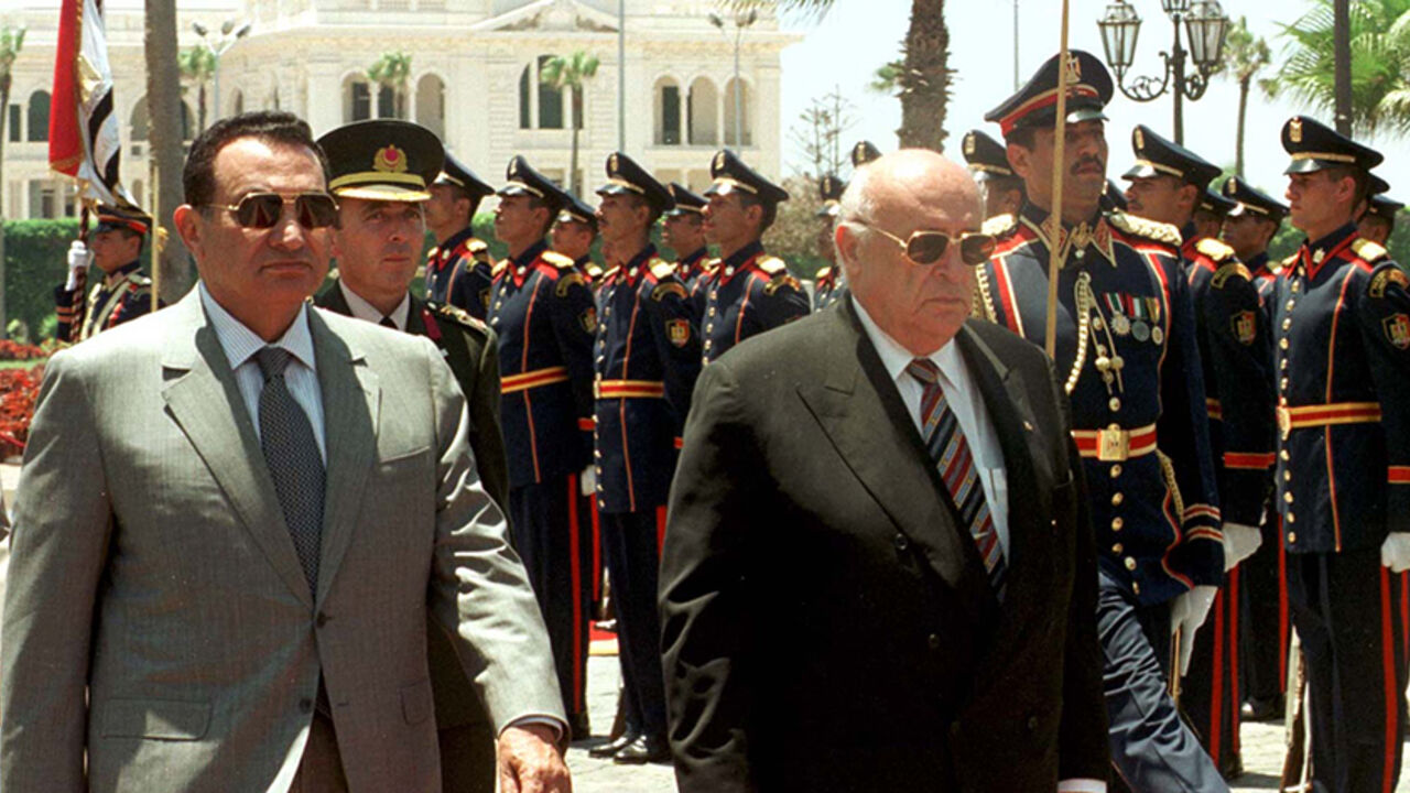 EGPT TURKEY Egyptian President Hosni Mubarak (L) and his Turkish counterpart Suleyman Demirel review the Honor guard at Ras el Teen Presidential palace in Alexandria July 26. Both leaders will discuss economic and trade issues between both countries.
AN/GB - RTRQN5D
