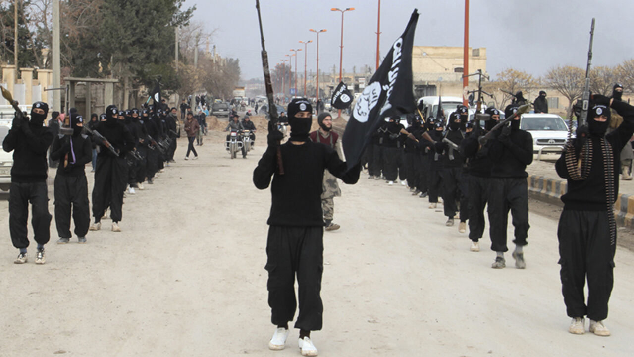 SYRIA-CRISIS/ Fighters of al-Qaeda linked Islamic State of Iraq and the Levant carry their weapons during a parade at the Syrian town of Tel Abyad, near the border with Turkey January 2, 2014. Picture taken January 2, 2014. REUTERS/Yaser Al-Khodor (SYRIA - Tags: POLITICS CIVIL UNREST CONFLICT) - RTX170UI
