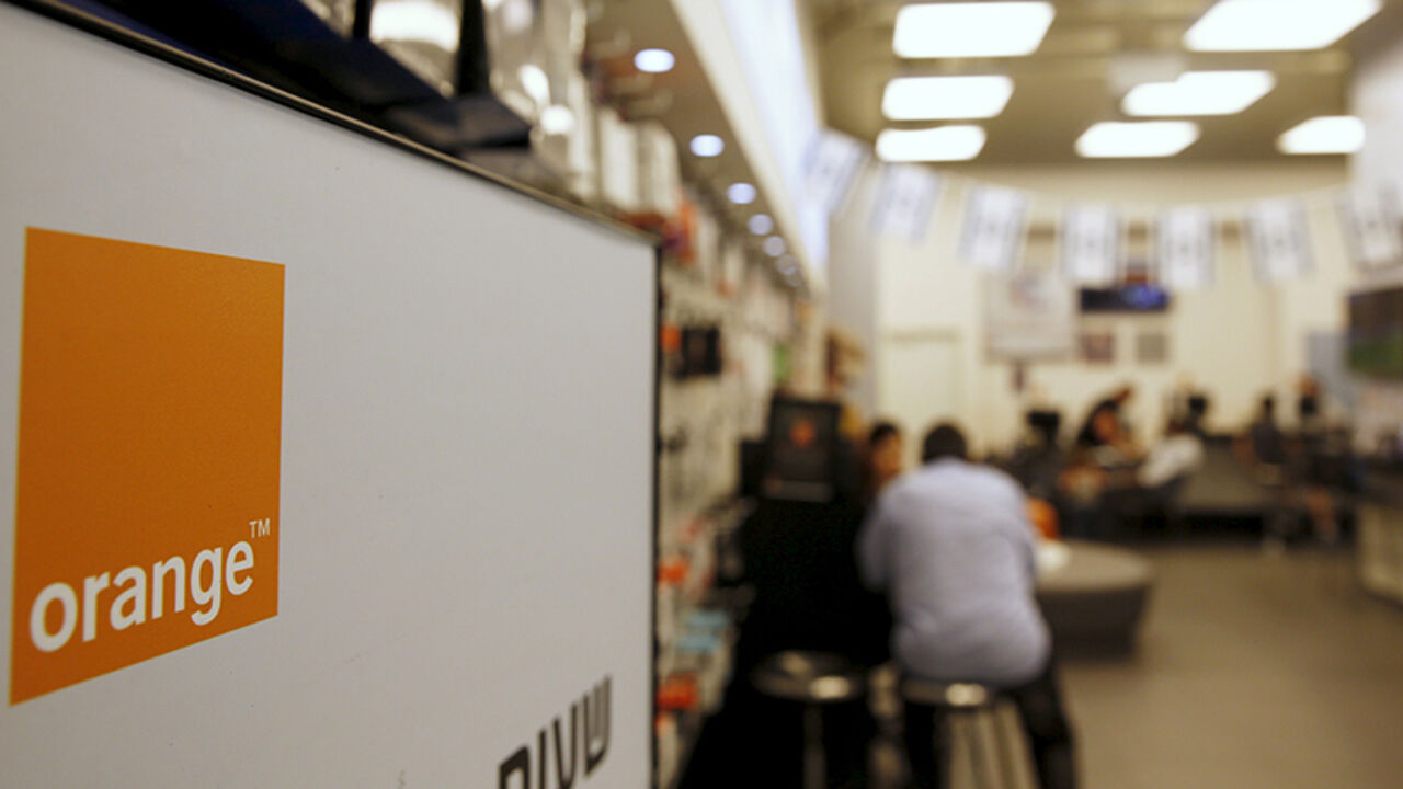 The logo of the Orange mobile company is seen in a store at a Jerusalem mall June 5, 2015. Israel protested to France on Thursday after the head of partly state-owned French telecom giant Orange said it intended to end a brand licensing deal with an Israeli firm, drawing accusations it was bending to a pro-Palestinian boycott movement. REUTERS/Ronen Zvulun  - RTX1F7DB