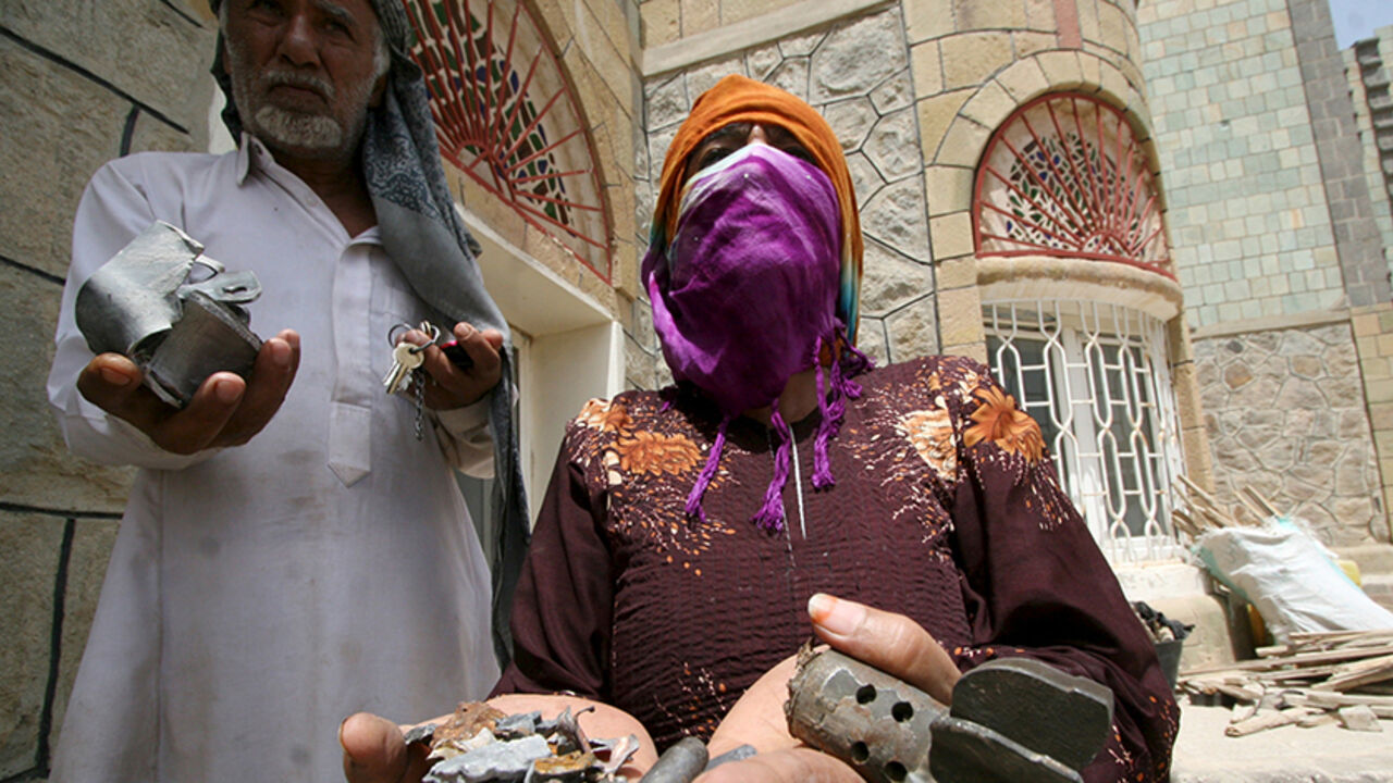 YEMEN-SECURITY/ People display fragment of shells they collected from their house amid clashes between members of the anti-Houthi Popular Resistance Committees and Houthi fighters in Yemen's southwestern city of Taiz, June 15, 2015. REUTERS/Stringer - RTX1GJW9