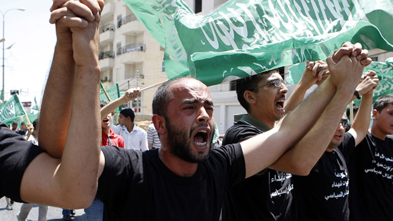PALESTINIANS/ Palestinians take part in a rally calling for the release of Hamas prisoners from the Palestinian authority (PA) jails in the West Bank city of Hebron July 6, 2012. The writing on the T-shirt reads: "We live in dignity or we die martyrs. No for political arrest." REUTERS/ Mussa Qawasma (WEST BANK - Tags: POLITICS CIVIL UNREST) - RTR34NM9