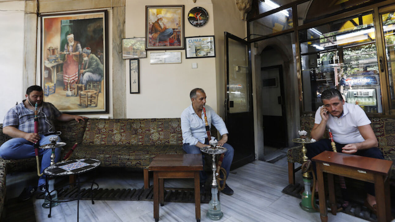 TURKEY-ELECTION/ Men smoke water pipes at a traditional cafe in Istanbul August 6, 2014. Turkey holds its first direct presidential election on Sunday, with Prime Minister Tayyip Erdogan aiming to become head of state after dominating Turkish politics for more than a decade. REUTERS/Murad Sezer (TURKEY - Tags: POLITICS ELECTIONS SOCIETY) - RTR41GA7