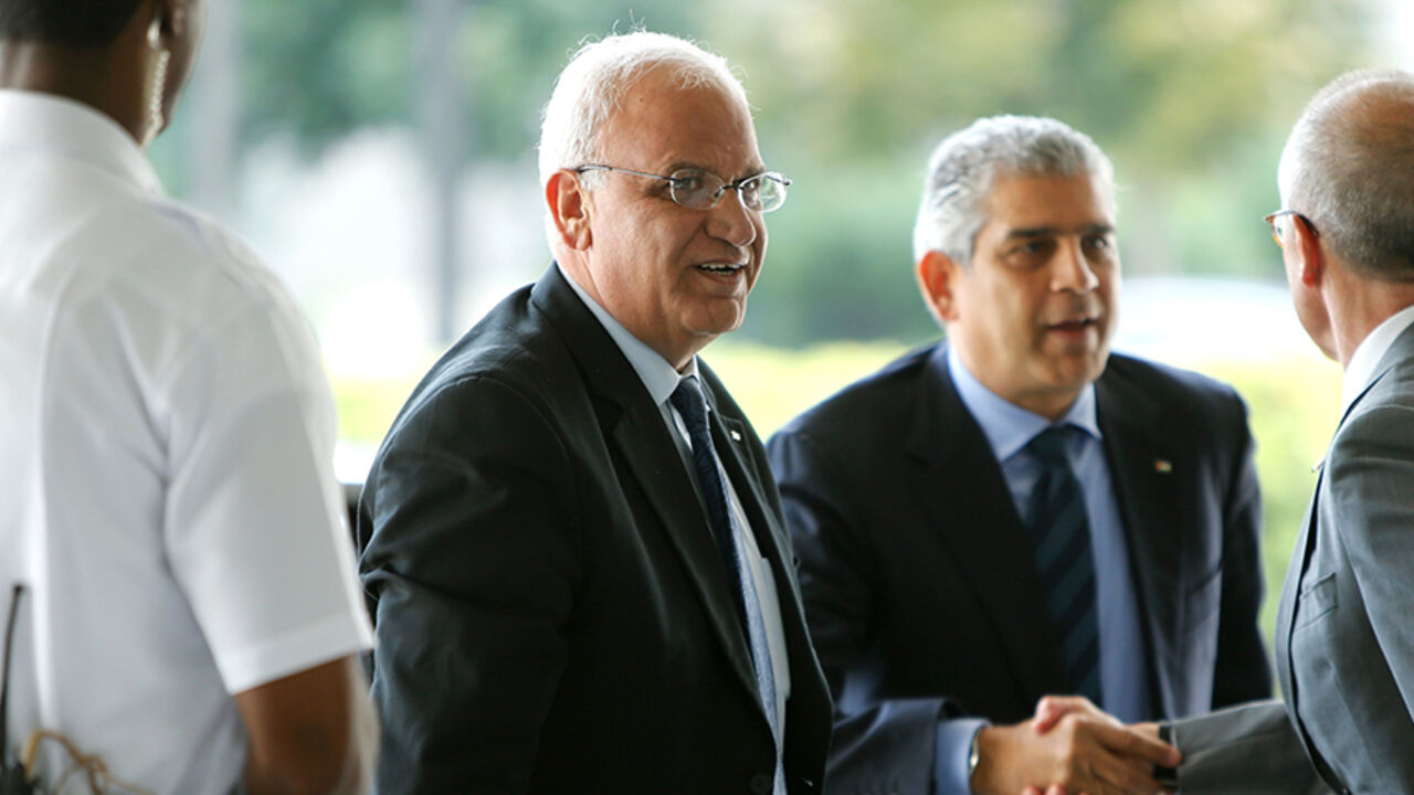 MIDEAST-GAZA/ Palestinian Chief Negotiator Saeb Erekat (C) and Maen Rashid Areikat (2nd R), chief of the Palestine Liberation Organization (PLO) delegation in Washington, arrive to meet with U.S. Secretary of State John Kerry at the State Department in Washington September 3, 2014. REUTERS/Jonathan Ernst (UNITED STATES - Tags: POLITICS CIVIL UNREST) - RTR44TZ1
