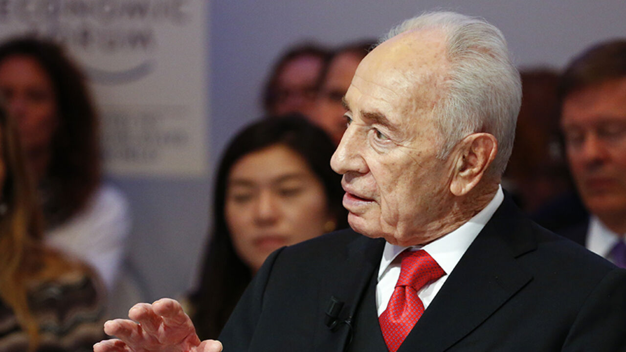 DAVOS-MEETING/ Former Israeli president Shimon Peres speaks during the An Insight, An Idea with Shimon Peres event in the Swiss mountain resort of Davos January 22, 2015. More than 1,500 business leaders and 40 heads of state or government attend the Jan. 21-24 meeting of the World Economic Forum (WEF) to network and discuss big themes, from the price of oil to the future of the Internet. This year they are meeting in the midst of upheaval, with security forces on heightened alert after attacks in Paris, the European Cent