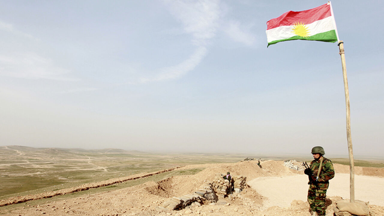 MIDEAST-CRISIS/KURDS-INSIGHT A Kurdish Peshmerga fighter takes up position with his weapon as he keeps watch, on the outskirts of Mosul January 26, 2015. Kurdish Peshmerga fighters are digging trenches and building defense berms in Wadi al-Ghorab (Valley Of The Crows), less than 2 km away from the IS-held Sultan Abdullah village, which demarcates the new border of their autonomous region. The Kurds have enjoyed de facto self rule since the first Gulf War in 1991. They are now closer than ever to achieving their dream of full independen