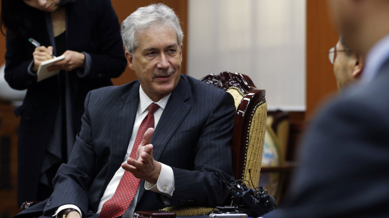 KOREA/ U.S. Deputy Secretary of State William Burns (2nd L) talks with Vice Foreign Minister of South Korea Kim Kyou-hyun during their meeting at the Foreign Ministry in Seoul January 21, 2014. REUTERS/Kim Hong-Ji (SOUTH KOREA - Tags: POLITICS) - RTX17N92