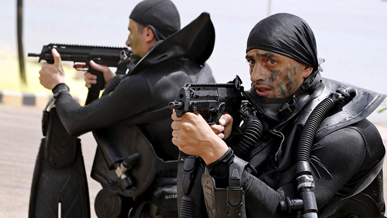 MIDEAST-CRISIS/JORDAN-EAGER-LION Jordanian soldiers participate with special operations forces from Pakistan, Jordan, France and the U.S. in a boarding drill during Exercise Eager Lion in the coastal city of Aqaba May 18, 2015. Around 10,000 participants from 18 countries will take part in Eager Lion. REUTERS/Muhammad Hamed - RTX1DIDC