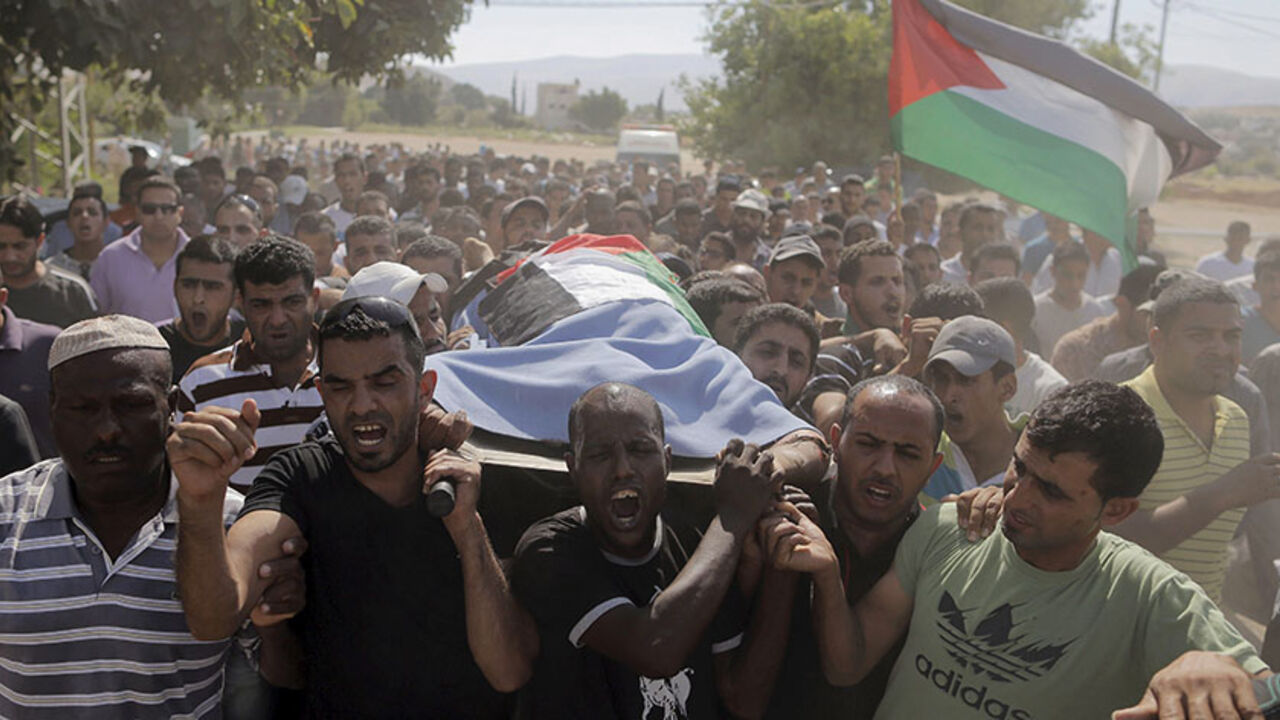 ISRAEL-PALESTINIANS/ Mourners carry the body of Palestinian gunman Hamad Romaneen during his funeral near the West Bank city of Jericho June 26, 2015. Israeli soldiers shot and killed Romaneen in the occupied West Bank on Friday after he opened fire on them at a checkpoint, the Israeli military said. REUTERS/Ammar Awad TPX IMAGES OF THE DAY - RTX1HXKK
