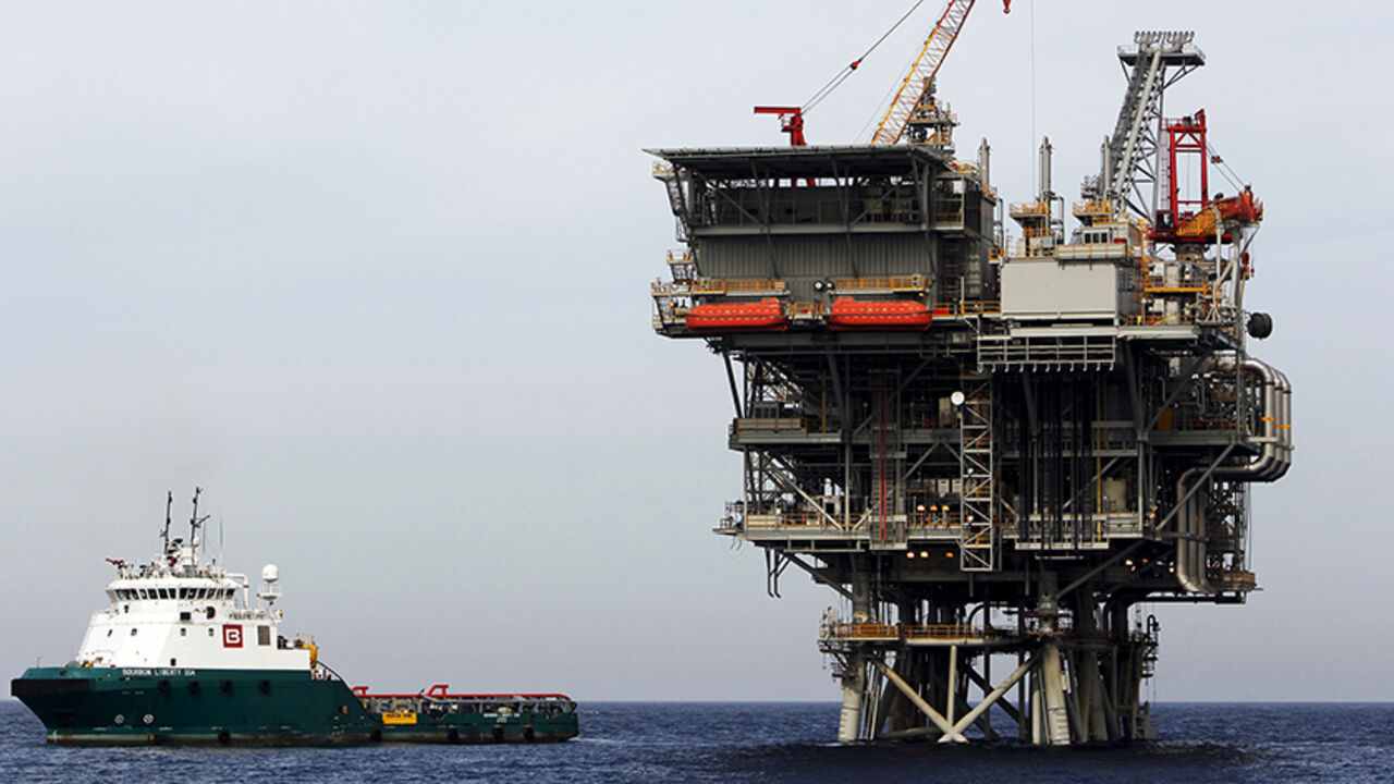 ISRAEL-GAS/ An Israeli gas platform, controlled by a U.S.-Israeli energy group, is seen in the Mediterranean sea, some 15 miles (24 km) west of Israel's port city of Ashdod, in this file picture taken February 25, 2013. Prime Minister Benjamin Netanyahu has won more time to overcome a political hurdle after parliament postponed a vote on authorising the government to secure a deal on developing Israel's natural gas fields. Picture taken February 25, 2013. REUTERS/Amir Cohen/Files - RTX1IDQI