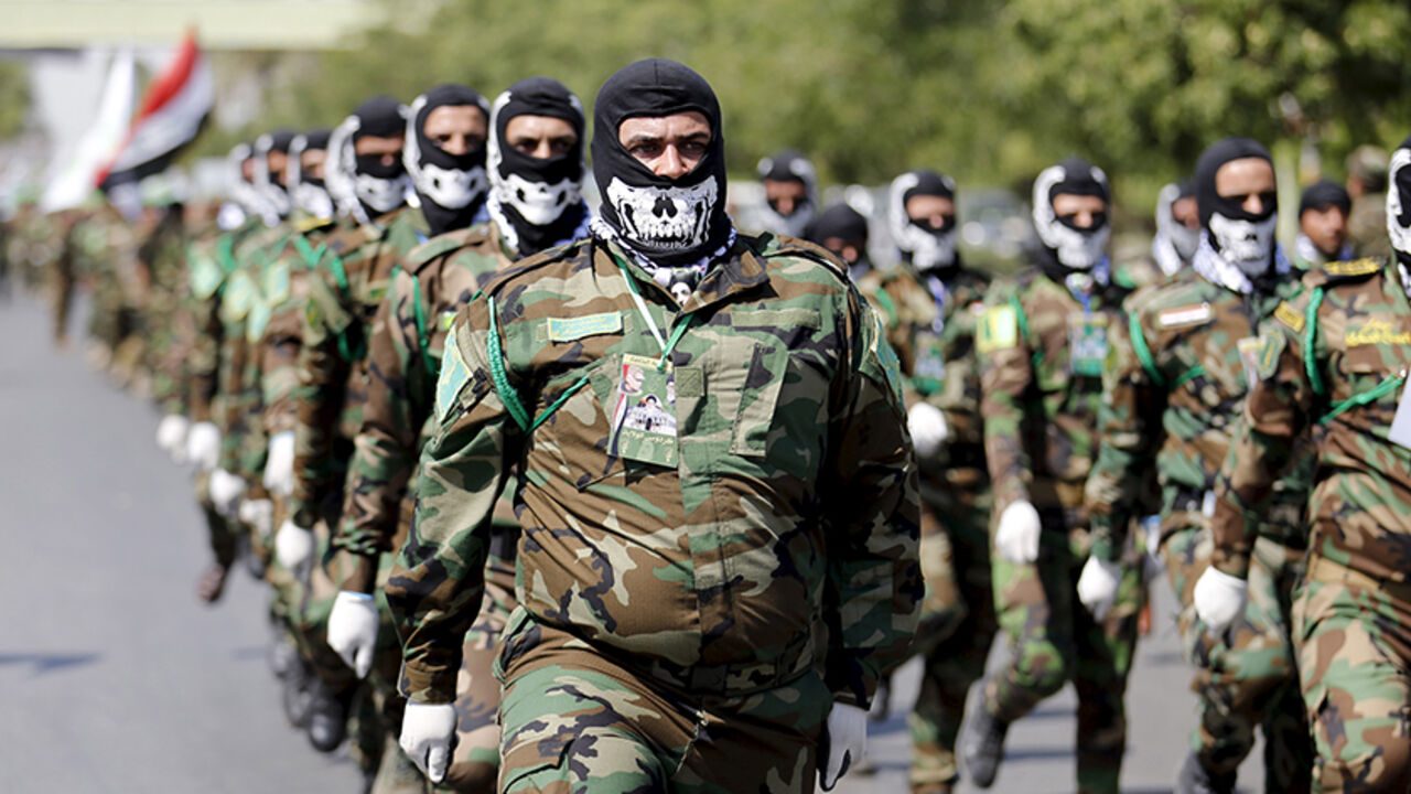 IRAQ-RELIGION/ Iraqi Shiite Muslim men from Hashid Shaabi (Popular Mobilization) march during a parade marking the annual al-Quds Day, or Jerusalem Day, on the last Friday of the Muslim holy month of Ramadan in Baghdad, July 10, 2015. REUTERS/Thaier al-Sudani - RTX1JVWP