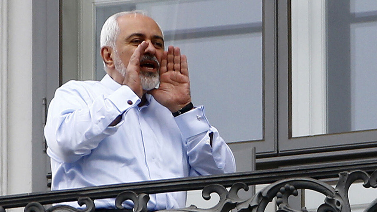 IRAN-NUCLEAR/ Iranian Foreign Minister Javad Zarif talks to journalists as he stands on the balcony of Palais Coburg, the venue for nuclear talks, Austria, July 13, 2015. Iran and six world powers appeared close to a deal on Monday to give Tehran sanctions relief in exchange for limits on its nuclear programme, but Iranian officials said talks could run past their latest midnight deadline and success was not guaranteed. REUTERS/Leonhard Foeger - RTX1K8T6