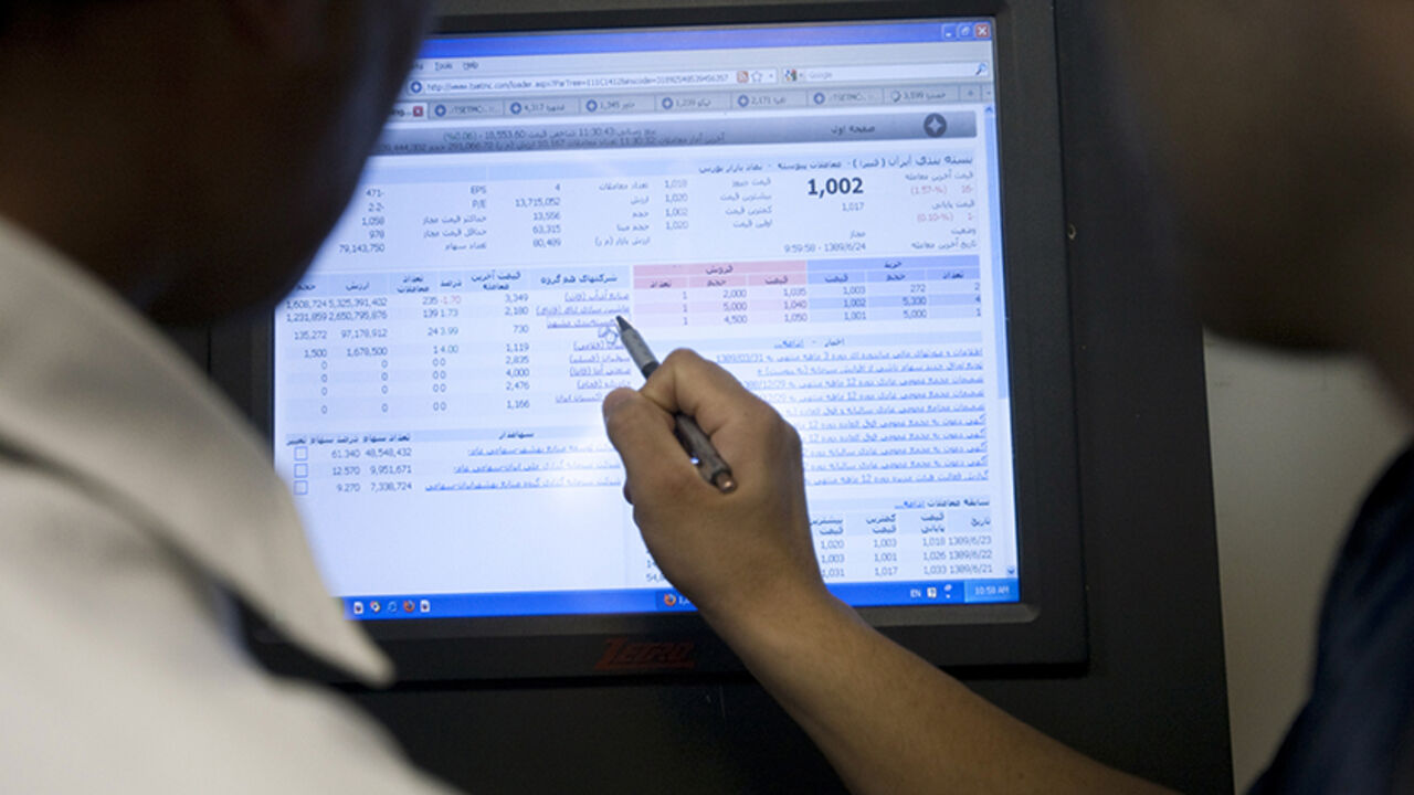IRAN-ECONOMY/BOURSE EDITORS' NOTE: Reuters and other foreign media are subject to Iranian restrictions on their ability to report, film or take pictures in Tehran.
Investors look at a computer screen supplying stock market information about listed companies on the Tehran stock exchange September 15, 2010. While U.S. diplomats were busy upping Iran's economic punishment over nuclear activities Washington fears are aimed at making a bomb, Iranian shares, which might have been expected to fall, have, instead, gone through the r