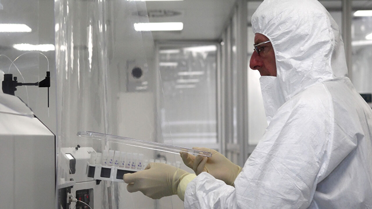 NUCLEAR-IAEA/LABORATORY A scientist works at the International Atomic Energy Agency (IAEA) environmental sample laboratory in Seibersdorf April 24, 2013. The self-styled "Sherlock Holmeses" of the U.N. nuclear watchdog, now seeking access to a major Iranian base, say they have the capability to find tiny traces of atomic material at a site even if a country were to try to cover it up. Picture taken April 24, 2013. TO GO WITH STORY NUCLEAR-IAEA/LABORATORY REUTERS/Heinz-Peter Bader (AUSTRIA - Tags: POLITICS ENERGY SCIENCE TECHNOLO