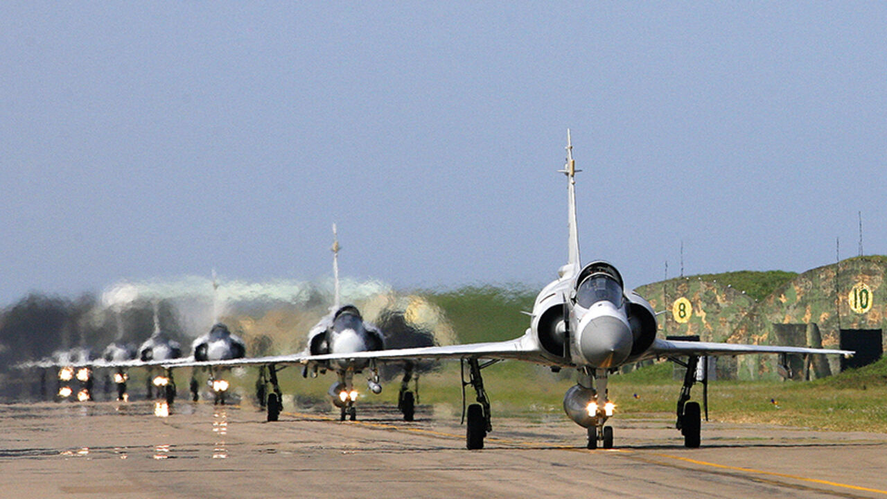 TAIWAN/ A group of Mirage fighter planes prepare to take off during a visit to the air force 499th wing as part of a model unit's tour organised by the Taiwan Ministry of National Defense, in Hsinchu, August 29, 2008. REUTERS/Nicky Loh (TAIWAN) - RTR21SWA