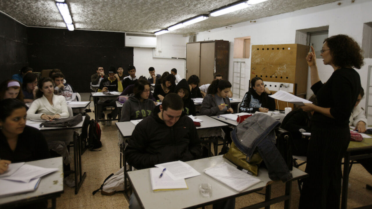 PALESTINIANS-ISRAEL/ Israeli high school students sit in class in a bomb shelter in the southern city of Beersheba January 12, 2009. Israeli troops fought fierce gun battles with Hamas fighters on Monday, keeping military pressure on the Islamist group while avoiding urban warfare that would complicate ongoing diplomatic efforts to end the Gaza war. An Israeli military spokesman said army reservists had been thrown into the offensive that Israel launched 17 days ago with the declared aim of ending Hamas cross-border rocket atta
