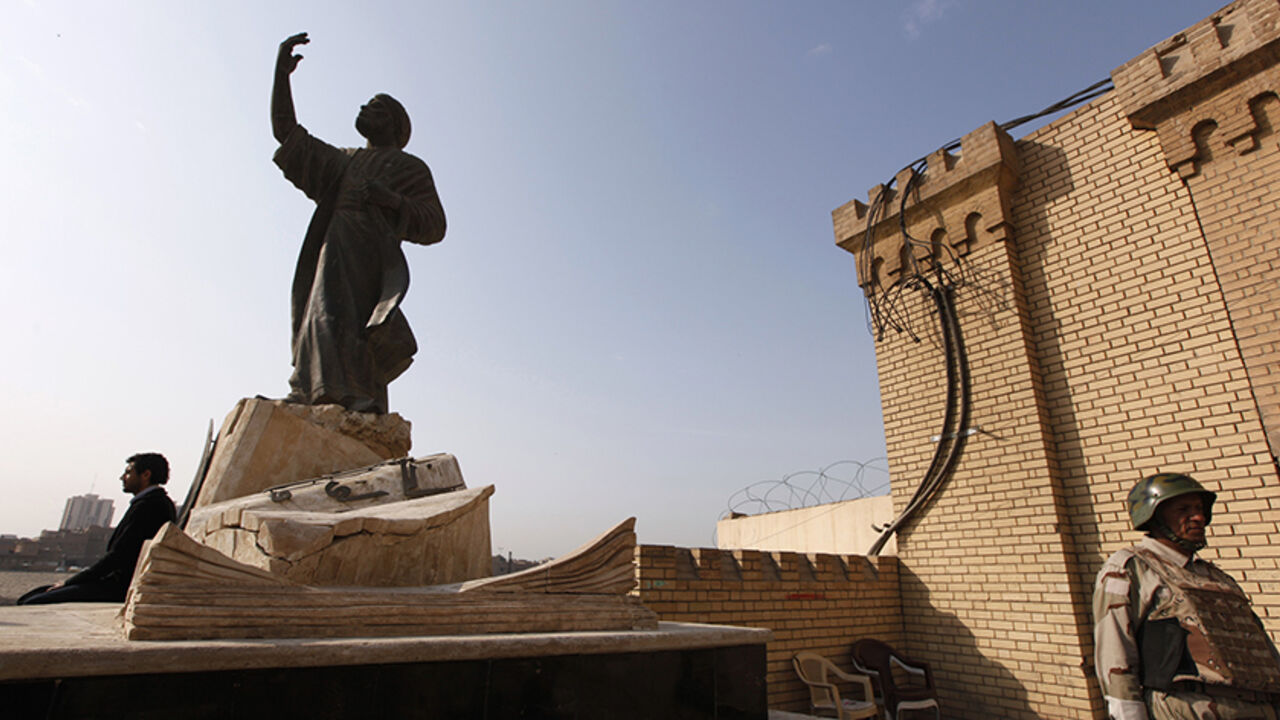 IRAQ/ An Iraqi soldier stands guard below the Statue of Mutanabbi, a 10th century poet and one of the towering figures of Arabic literature, on the banks of the Tigris River in Baghdad December 16, 2011. REUTERS/Thaier al-Sudani (IRAQ - Tags: SOCIETY MILITARY) - RTR2VBFQ