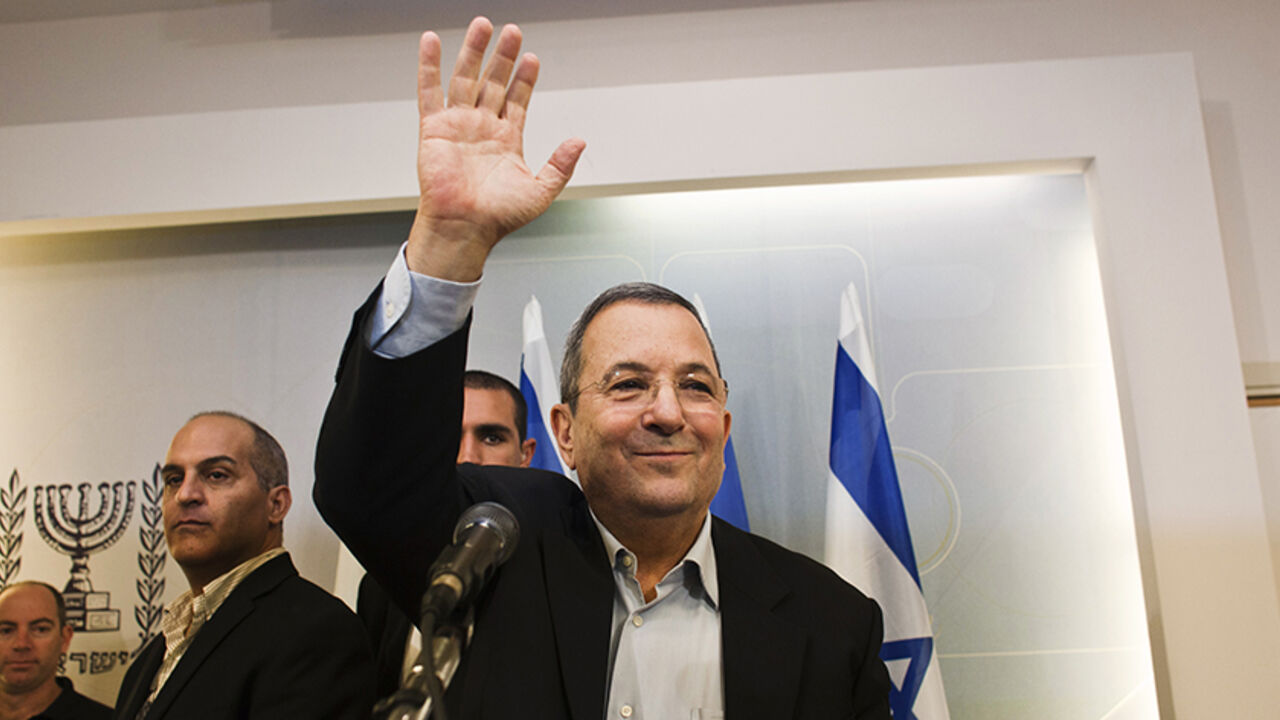 ISRAEL-POLITICS/BARAK Israel's Defence Minister Ehud Barak waves as he leaves after a news conference in Tel Aviv November 26, 2012. Barak, a main architect of Israel's policy toward Iran's nuclear programme, said in a surprise announcement on Monday that he was quitting politics and would not run in the January 22 national election. REUTERS/Nir Elias (ISRAEL - Tags: POLITICS MILITARY) - RTR3AW6W