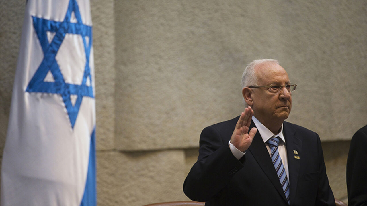 ISRAEL-RIVLIN/ Incoming Israeli President Reuven Rivlin swears in during a ceremony at the Knesset, Israel's parliament, in Jerusalem July 24, 2014. Rivlin, a right-wing legislator opposed to the creation of a Palestinian state, was elected Israel's president last month to replace the dovish Shimon Peres in the largely ceremonial post. REUTERS/Ronen Zvulun (JERUSALEM - Tags: POLITICS) - RTR400QM
