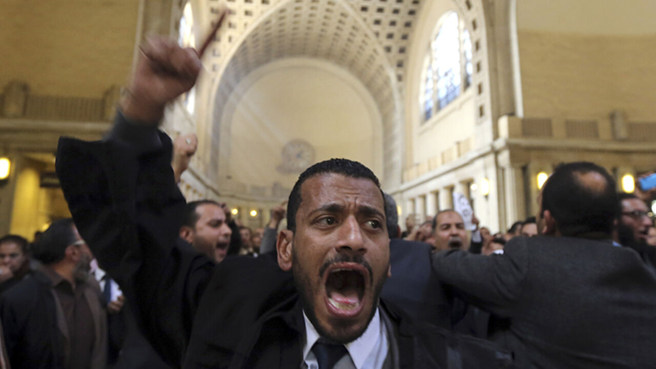 EGYPT-VIOLENCE/ Lawyers shout slogans against the Interior Ministry during a protest at the high court headquarters in Cairo, March 1, 2015, after the death of lawyer Karim Hamdy in the Police Department last week. Two Egyptian policemen accused of killing a lawyer in custody were detained on Thursday on the orders of an Egyptian prosecutor, judicial sources said, a rare action against members of the security forces. REUTERS/Mohamed Abd El Ghany (EGYPT - Tags: POLITICS CIVIL UNREST) - RTR4RMKN