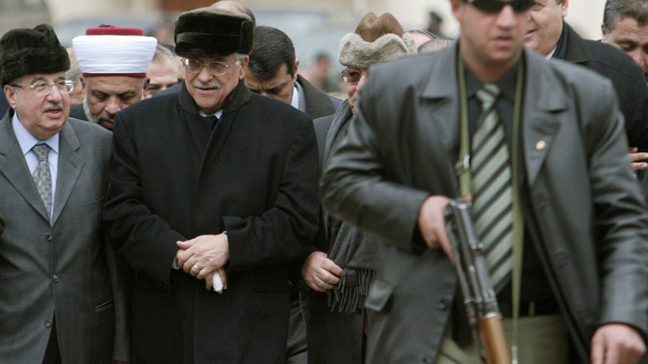MIDEAST Mahmoud Abbas and parliament speaker Saleem al-Zanoun (L) walks to the tomb of Yasser Arafat after being sworn in as Palestinian president in the West Bank city of Ramallah January 15, 2005. Abbas called for a cease-fire with Israel and talks on a final peace settlement, but the ceremony at the battered West Bank compound was overshadowed by Israel's decision to cut all contacts with the Palestinians after militants killed six Israelis. REUTERS/Chris Helgren CLH/AA - RTRKKRR