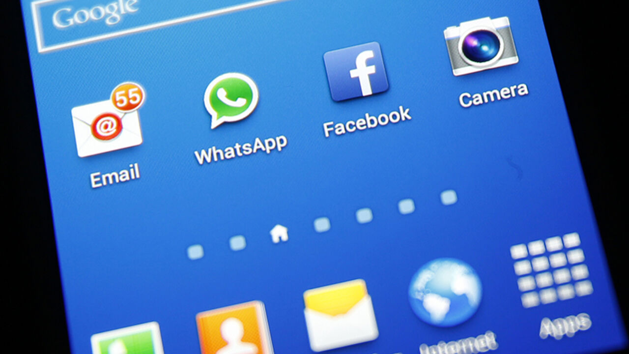 WHATSAPP-FACEBOOK/ Whatsapp and Facebook icons are seen on a Samsung Galaxy S4 phone in the central Bosnian town of Zenica, February 20, 2014. Facebook Inc will buy fast-growing mobile-messaging startup WhatsApp for $19 billion in cash and stock in a landmark deal that places the world's largest social network closer to the heart of mobile communications and may bring younger users into the fold. REUTERS/Dado Ruvic (BOSNIA AND HERZEGOVINA - Tags: BUSINESS) - RTX196EE