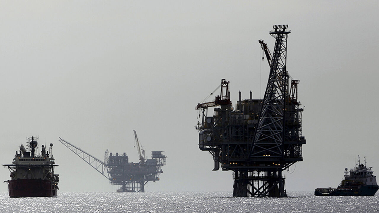 ISRAEL-GAS/ An Israeli gas platform, controlled by a U.S.-Israeli energy group, is seen in the Mediterranean sea, some 15 miles (24 km) west of Israel's port city of Ashdod, in this file picture taken February 25, 2013. Prime Minister Benjamin Netanyahu has won more time to overcome a political hurdle after parliament postponed a vote on authorising the government to secure a deal on developing Israel's natural gas fields. Picture taken February 25, 2013. REUTERS/Amir Cohen/Files - RTX1IDQQ