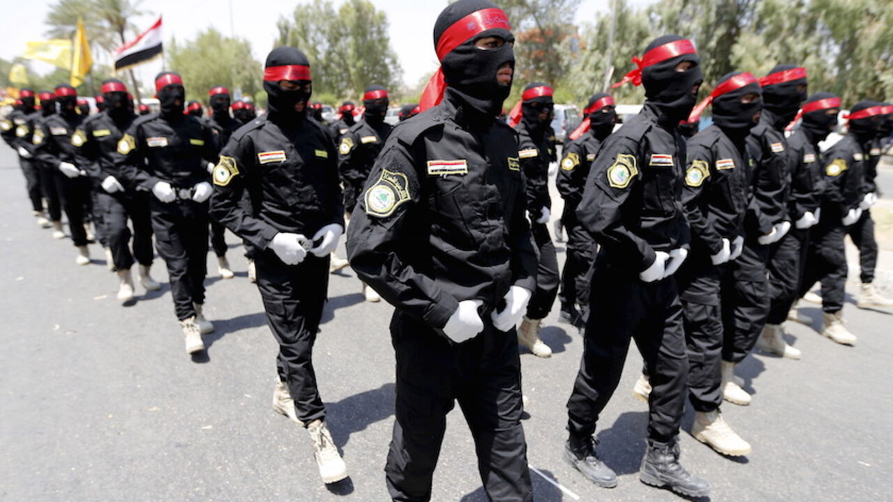IRAQ-RELIGION/ Iraqi Shiite Muslim men from Hashid Shaabi (Popular Mobilization) march during a parade marking the annual al-Quds Day, or Jerusalem Day, on the last Friday of the Muslim holy month of Ramadan in Baghdad, July 10, 2015. REUTERS/Thaier al-Sudani - RTX1JV9P
