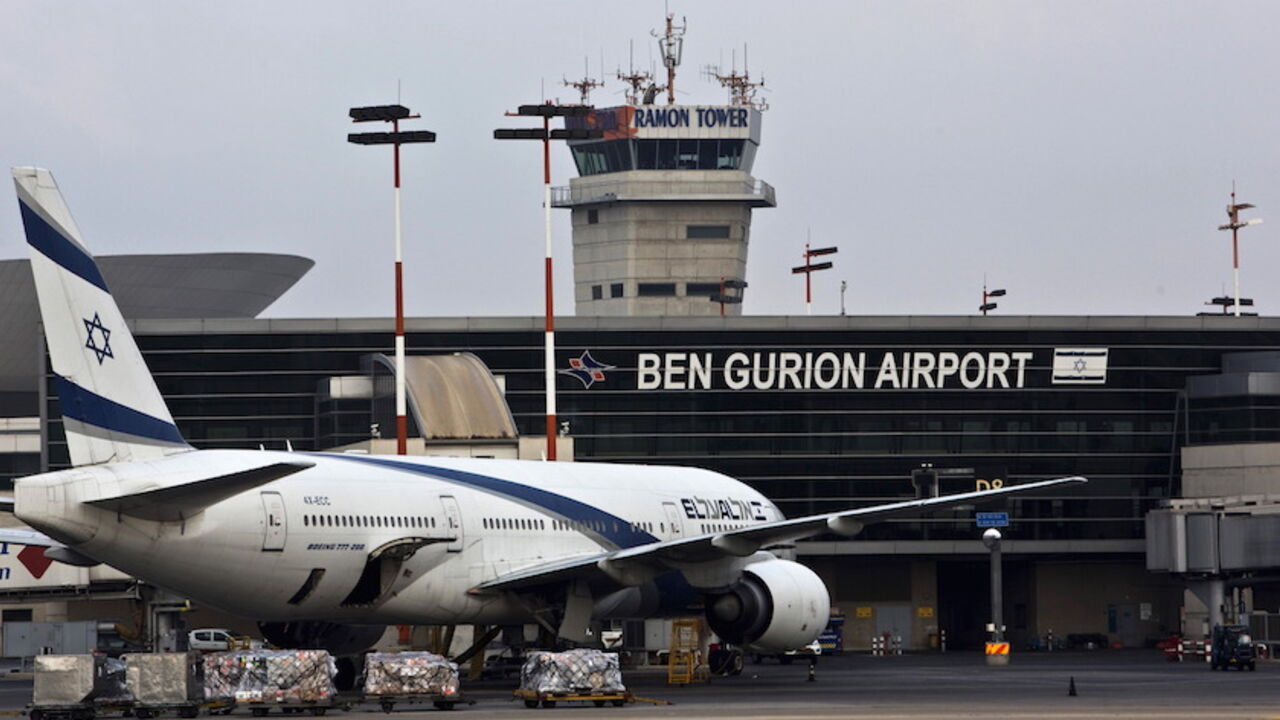 ISRAEL-TRANSPORT/ An EL AL Boeing 777 aircraft is seen at Ben Gurion International Airport near Tel Aviv July 14, 2015. REUTERS/Nir Elias - RTX1K9K6