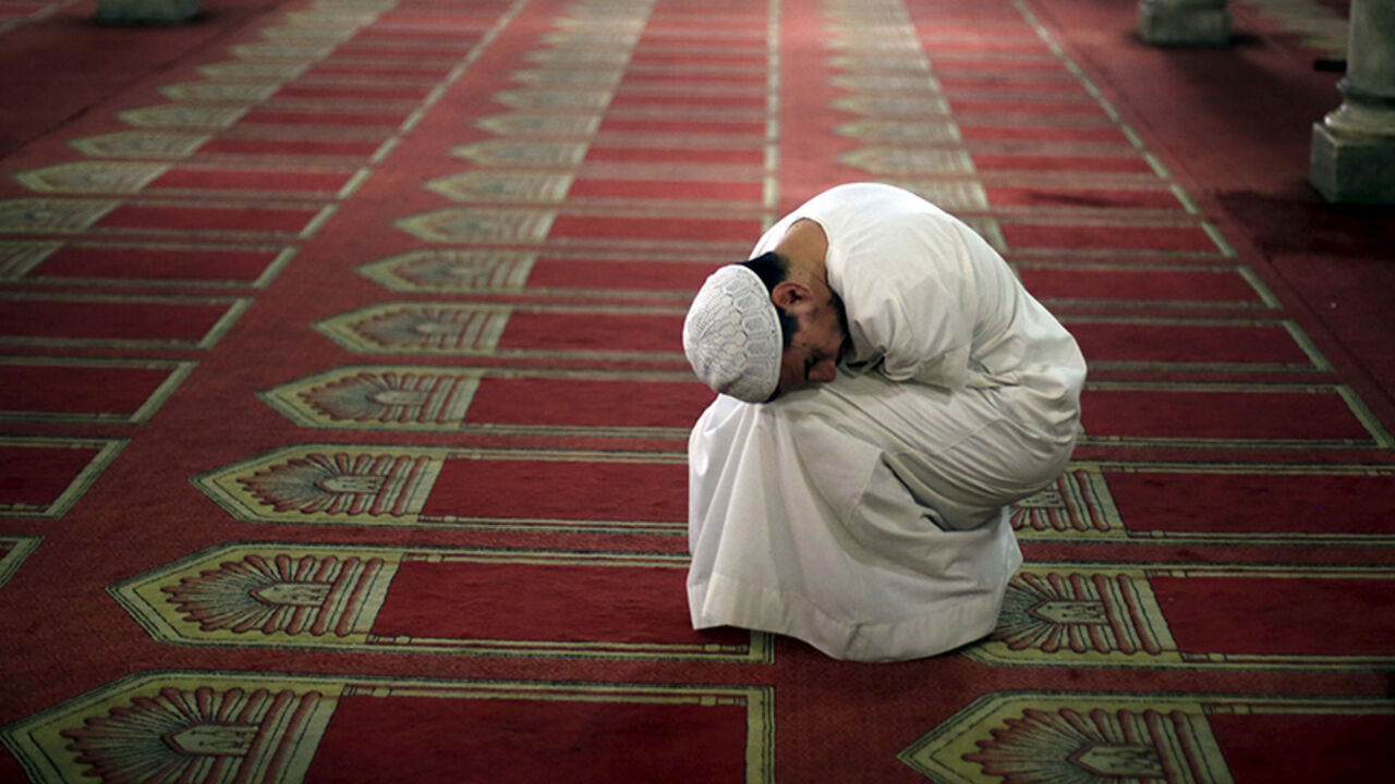 RELIGION-RAMADAN/ A man attends an evening prayer during Ramadan at Al-Azhar Mosque in the old Islamic area of Cairo, Egypt July 10, 2015. REUTERS/Amr Abdallah Dalsh - RTX1KDLO