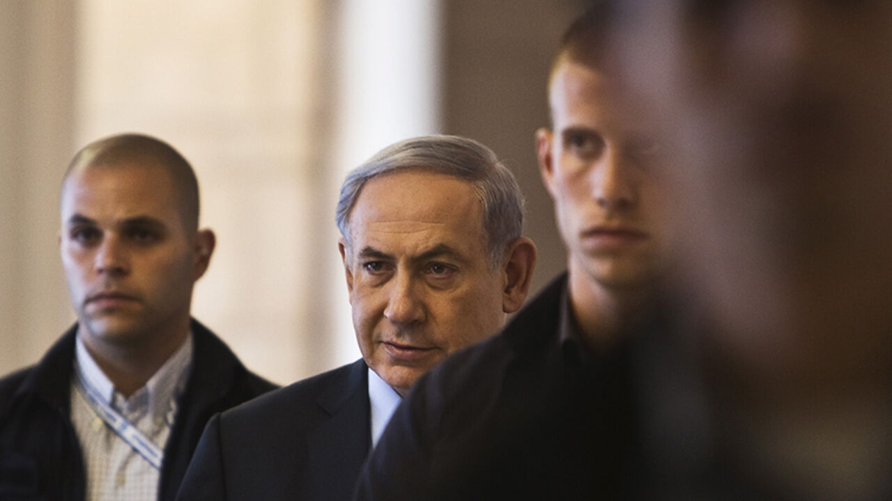ISRAEL-POLITICS/ Israel's Prime Minister Benjamin Netanyahu (2nd L) arrives for a Likud party meeting at parliament in Jerusalem July 20, 2015. REUTERS/Nir Elias - RTX1L1RF