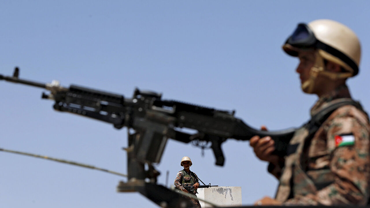 MIDEAST-CRISIS/JORDAN Soldiers stand guard at the Jordanian-Syrian border, near Mafraq, August 16, 2015. Commander of the Jordanian Border Guard, Brigadier General Saber Mahayrah, said on Sunday that there was no sign of Nusra Front or Islamist State fighters on the border between Jordan and Syria. REUTERS/Muhammad Hamed - RTX1OELU