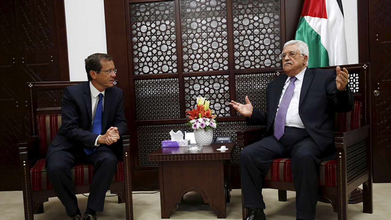 ISRAEL-PALESTINIANS/ Palestinian President Mahmoud Abbas (R) meets Isaac Herzog, leader of Zionist Union party, in the West Bank city of Ramallah August 18, 2015. REUTERS/Mohamad Torokman - RTX1OMX5
